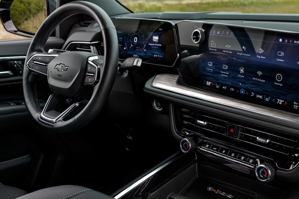 Interior tecnológico del Chevrolet Tahoe 2025 con pantallas digitales, volante multifunción y acabados de lujo