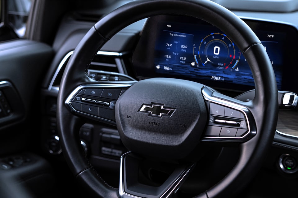 Volante multifunción y panel digital de alta tecnología del Chevrolet Tahoe 2025