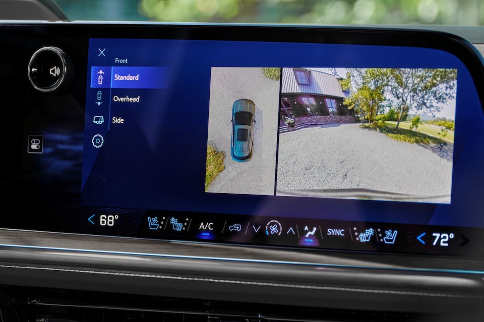 Pantalla del Chevrolet Tahoe 2025 mostrando tecnología de cámaras 360° y visión frontal para asistencia de manejo