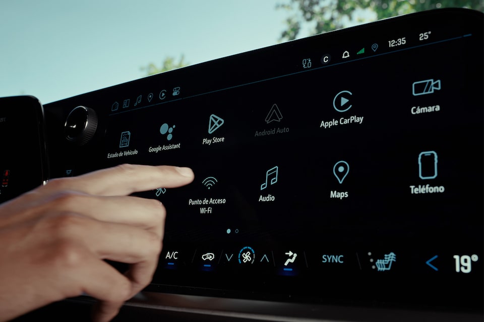 Pantalla del Chevrolet Tahoe 2025 mostrando tecnología de pantalla