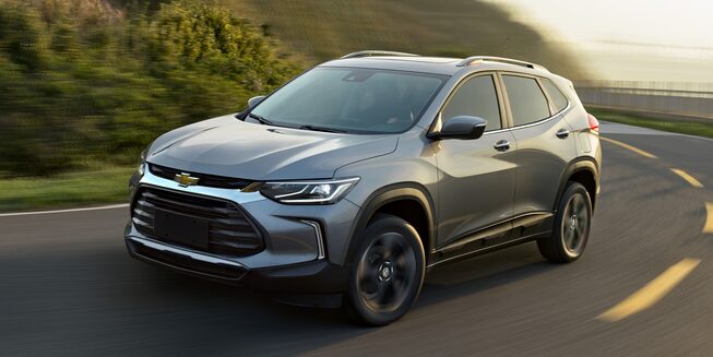 Vista de la camioneta Chevrolet Tracker Turbo gris en ruta