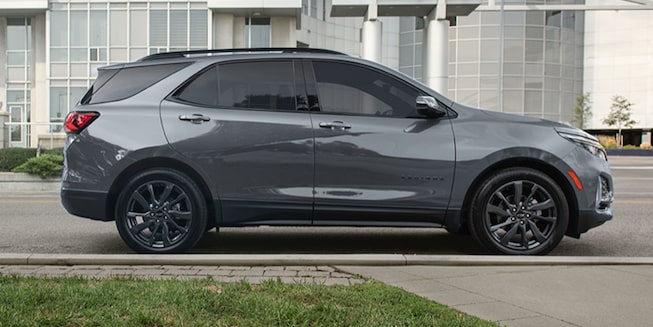 Nueva SUV Chevrolet Equinox RS andando por la ciudad