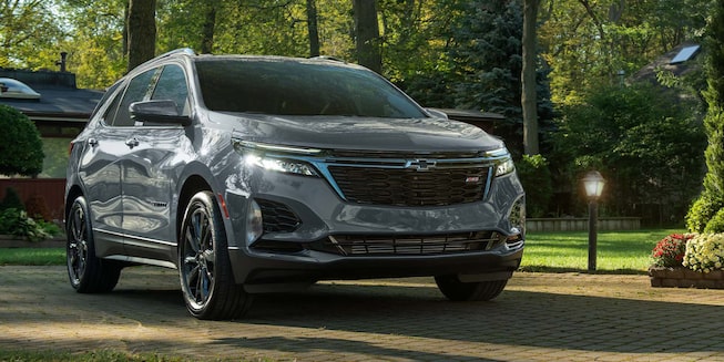 Nueva SUV Chevrolet Equinox RS estacionada en la ciudad