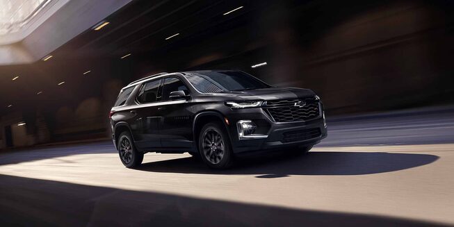 Nuevo Chevrolet Traverse 2022 negra vista urbana