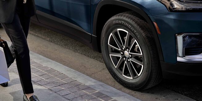 Nuevo Chevrolet Traverse 2022 negra vista llantas