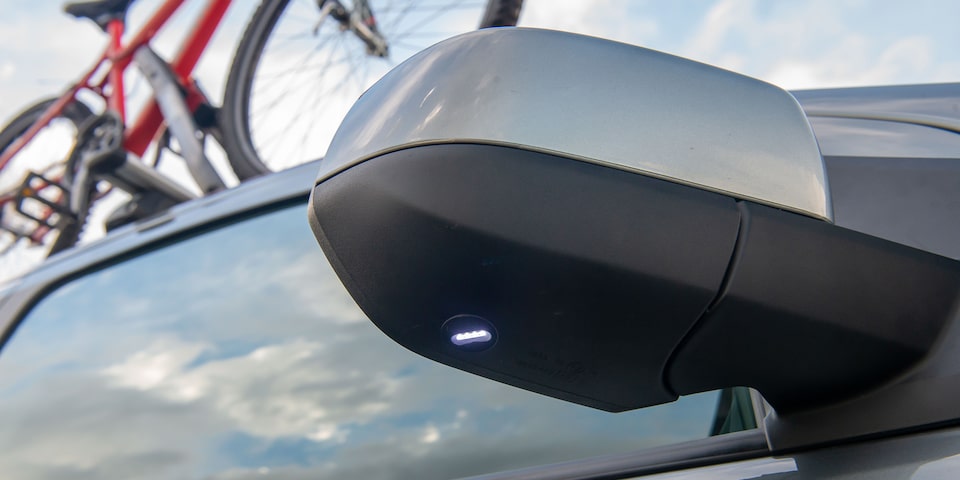 Chevrolet Spin - Accesorio luces de bienvenida espejo retrovisor