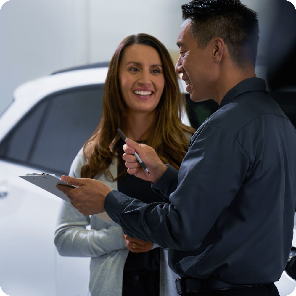 Mujer siendo asesorada por uno de los asesores de las concesionarias Chevrolet.