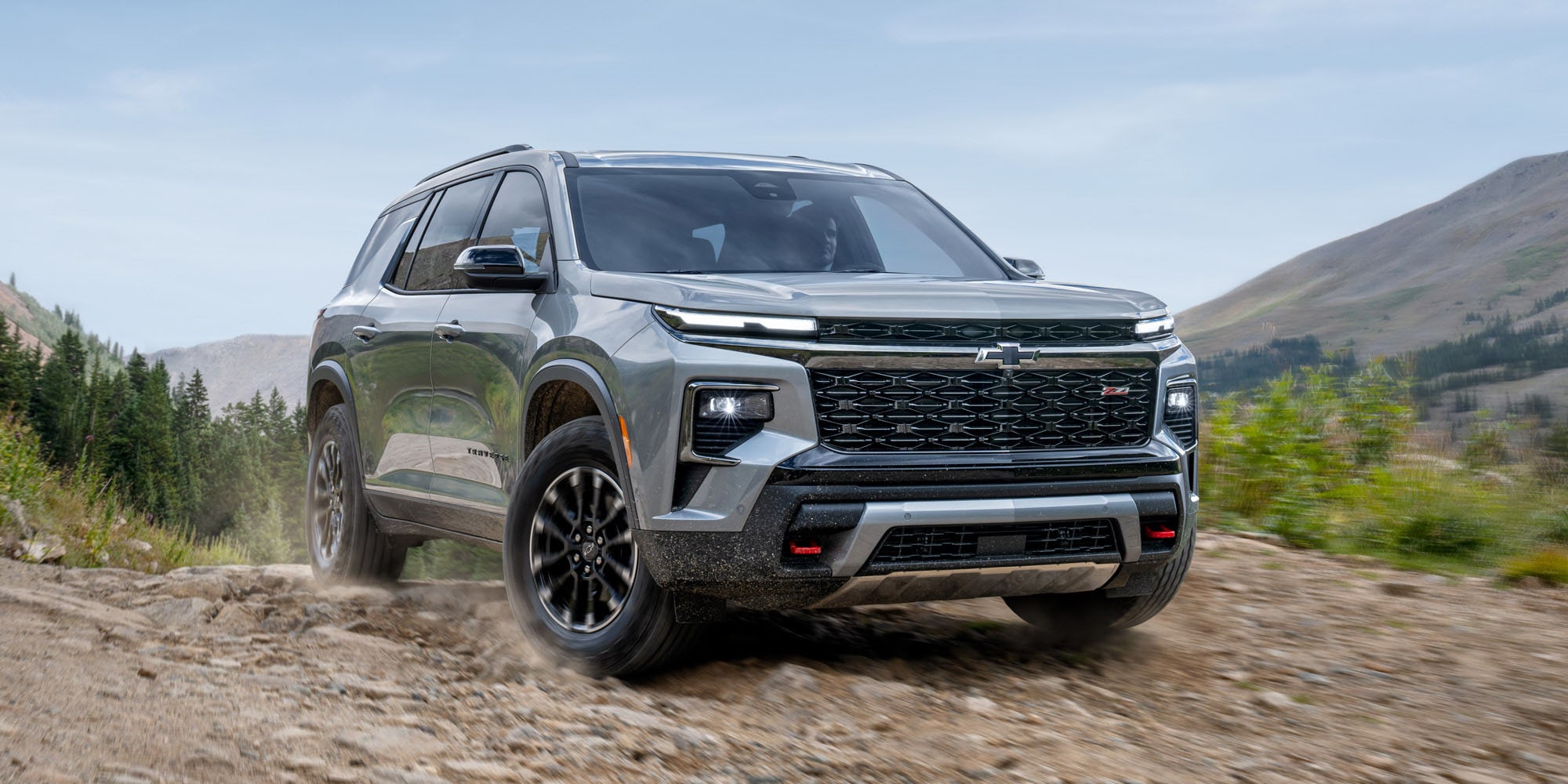 Chevrolet Traverse Z71 circulando sobre un camino de ripio en la cima de la montaña.