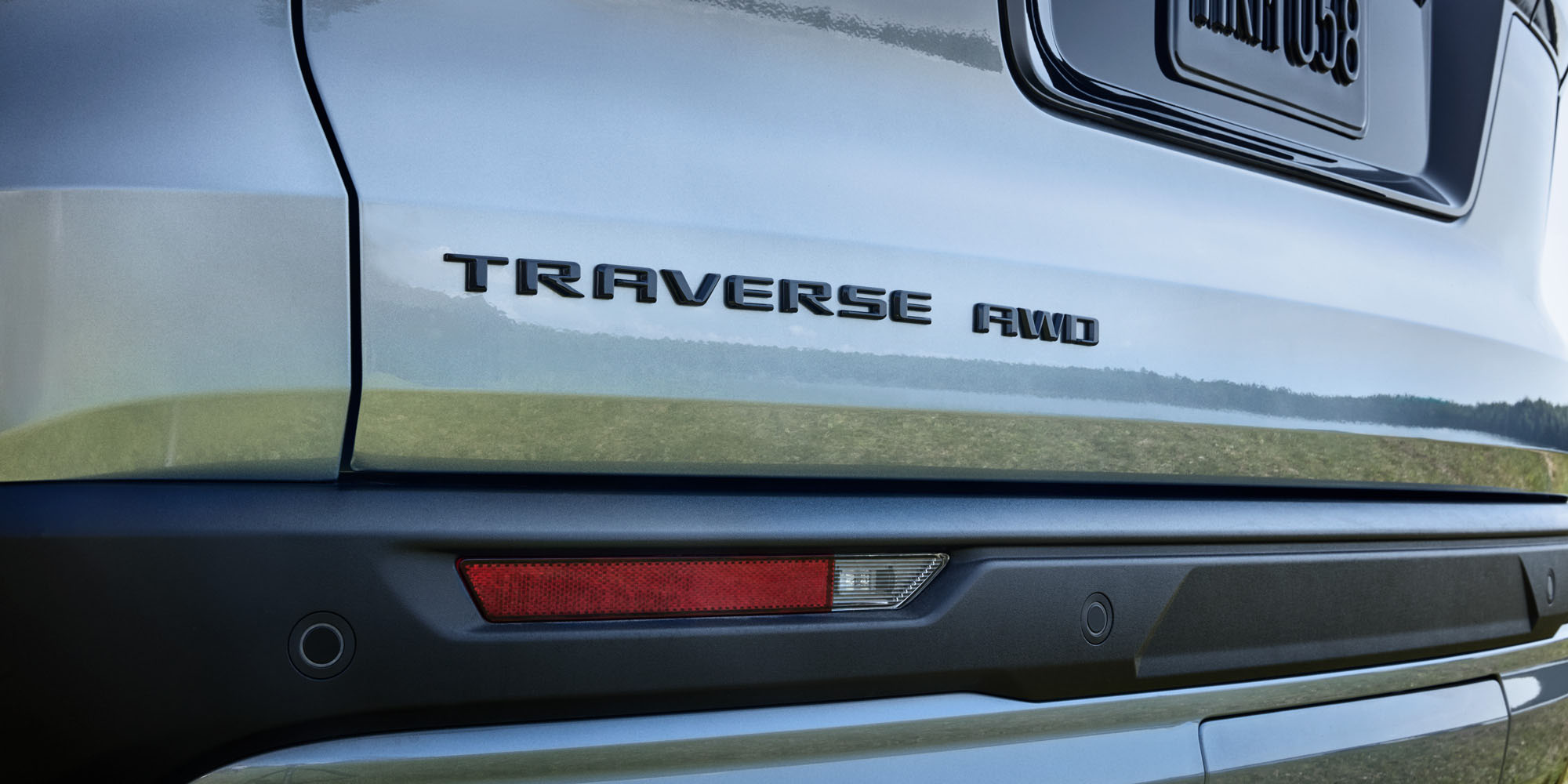Vista en detalle de la insginia Traverse AWD en la parte trasera de una Chevrolet Traverse Z71.