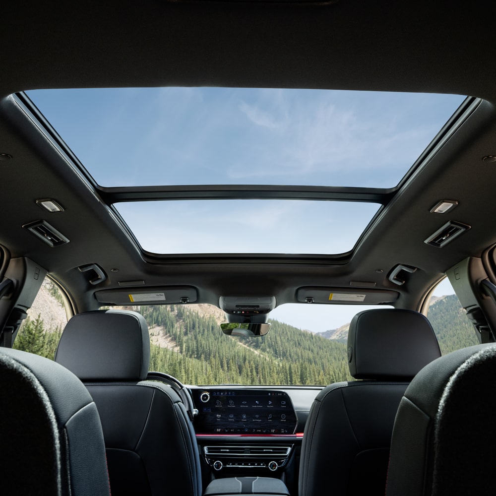 Vista interior de la Chevrolet Traverse Z71, destacando el techo panorámico.