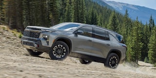 Chevrolet Traverse Z71 subiendo por un camino de ripio en la montaña.