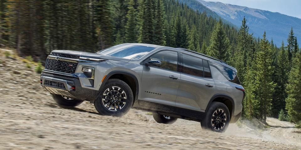 Chevrolet Traverse Z71 subiendo por un camino de ripio en la montaña.