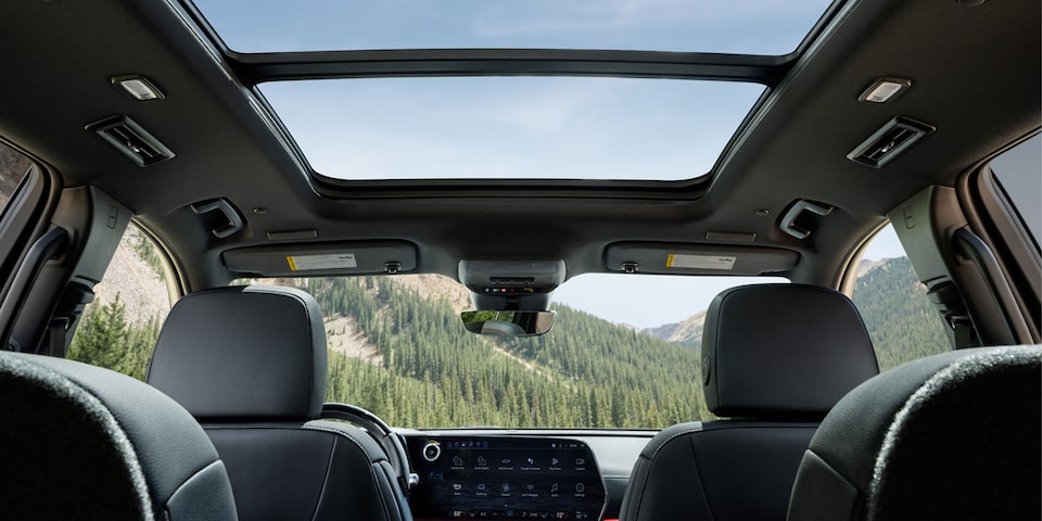 Vista interior de la Chevrolet Traverse Z71, destacando los asientos de ecocuero.