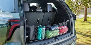 Imagen del maletero de la Chevrolet Traverse Z71, cargado con objetos personales como botellas térmicas, bolsas de dormir, y parlante portátil.