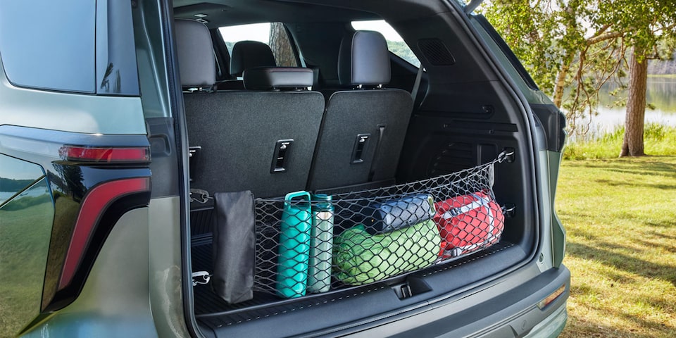 Imagen del maletero de la Chevrolet Traverse Z71, cargado con objetos personales como botellas térmicas, bolsas de dormir, y parlante portátil.