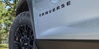 Vista en detalle de la insignia Traverse en la parte inferior izquierda del vehículo, junto a la llanta bitono.