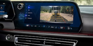 Vista en detalle del climatizador digital de tres zonas incorporado en la pantalla digital.