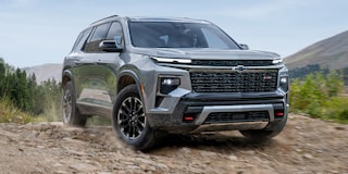 Vista exterior de la Chevrolet Traverse Z71, posicionada sobre un camino de tierra, destacando su diseño robusto y estilo aventurero.