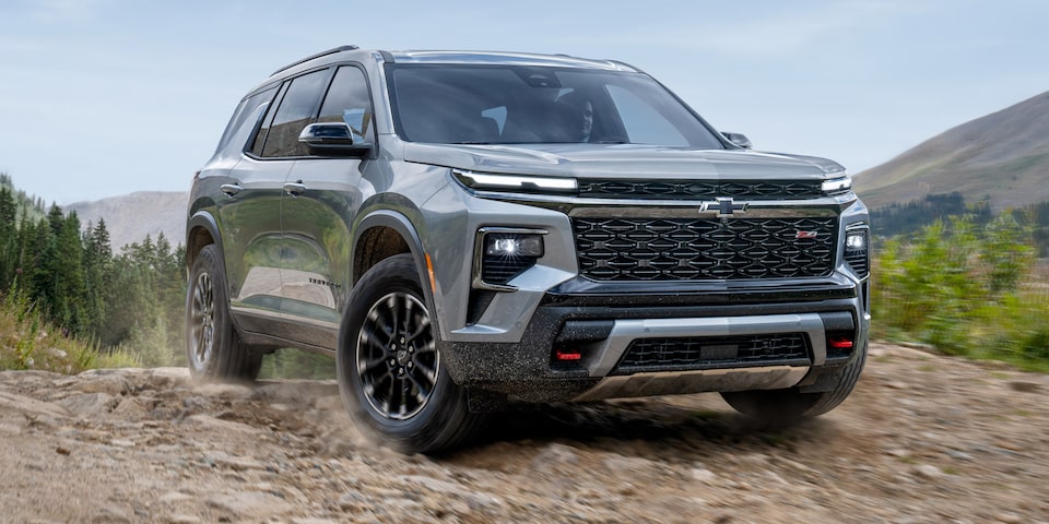Vista exterior de la Chevrolet Traverse Z71, posicionada sobre un camino de tierra, destacando su diseño robusto y estilo aventurero.