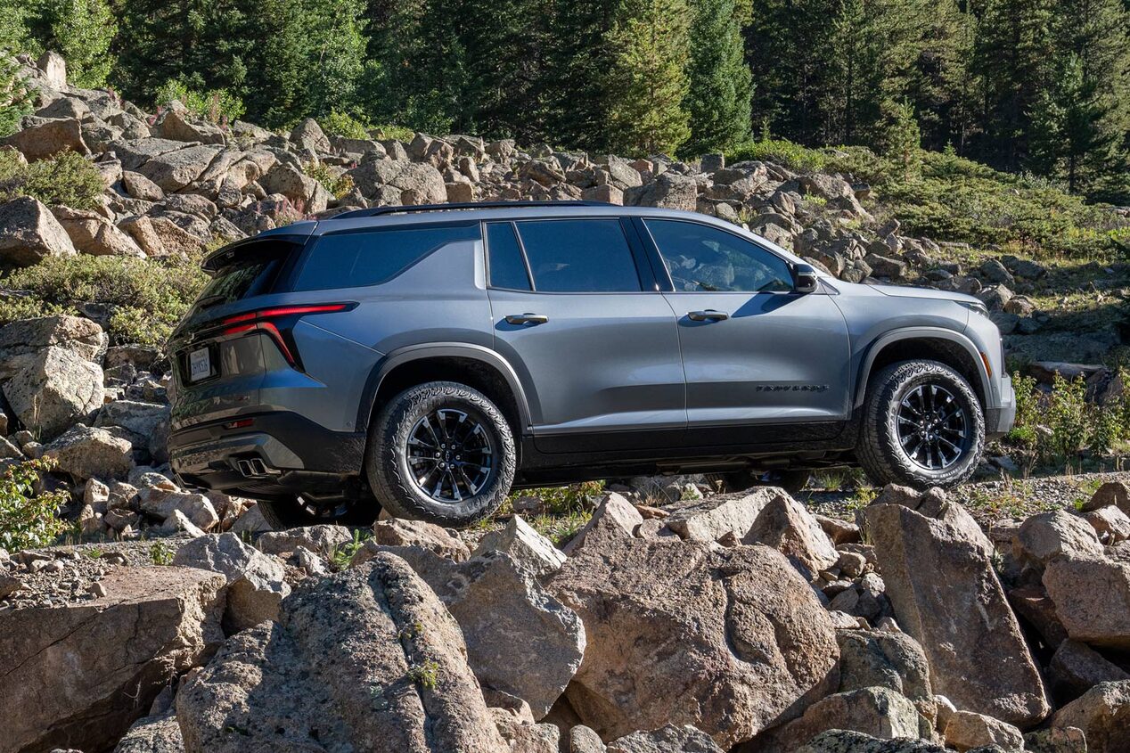 Chevrolet Traverse Z71 subiendo la montaña por un camino de ripio.