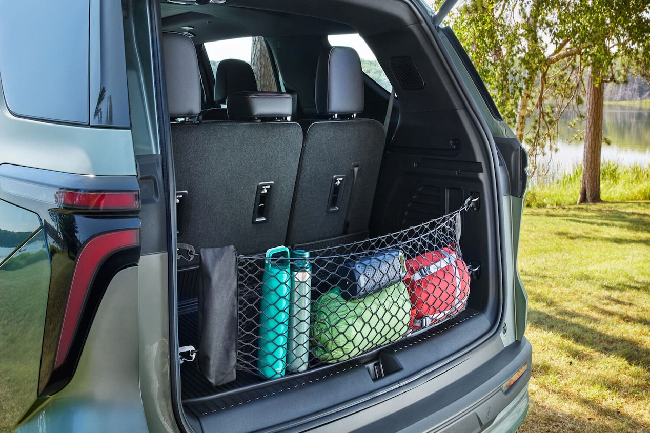 Imagen del maletero de la Chevrolet Traverse Z71, cargado con objetos personales como botellas térmicas, bolsas de dormir, y parlante portátil.