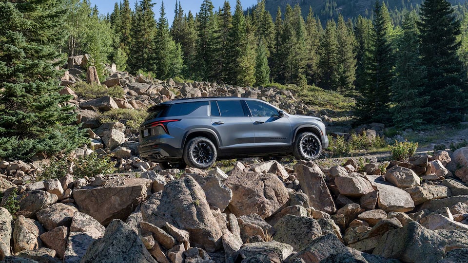 Chevrolet Traverse Z71 subiendo la montaña por un camino de ripio.