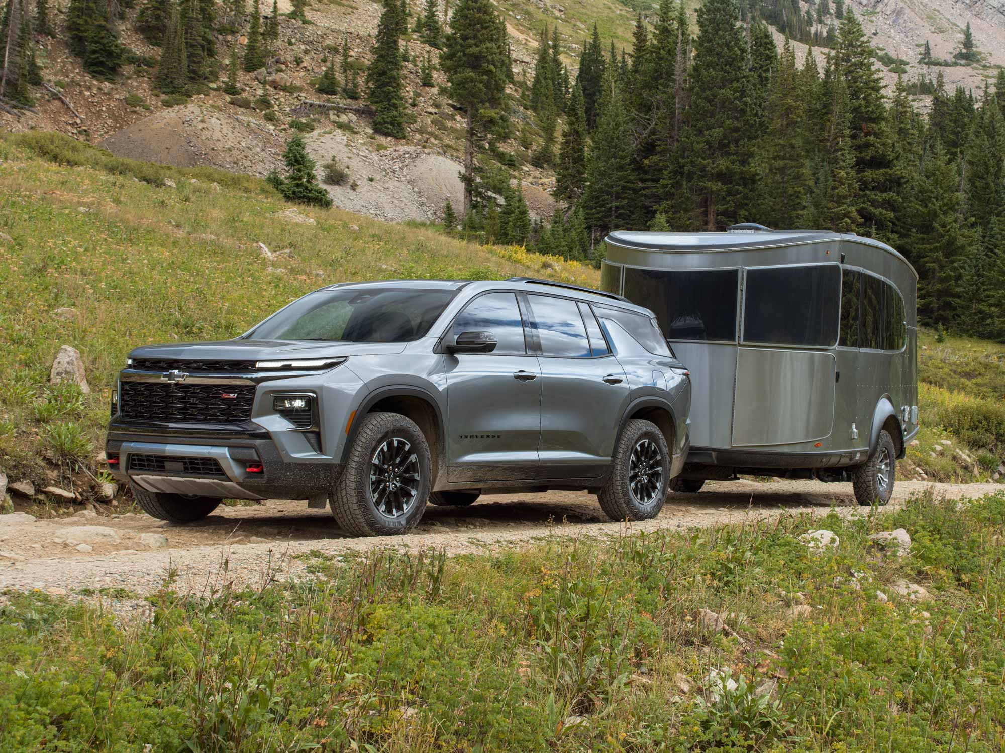 Chevrolet Traverse Z71 remolcando un trailer por la montaña.