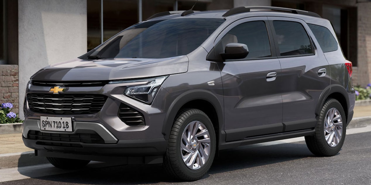 Vista lateral de la Chevrolet Spin estacionada en la calle.