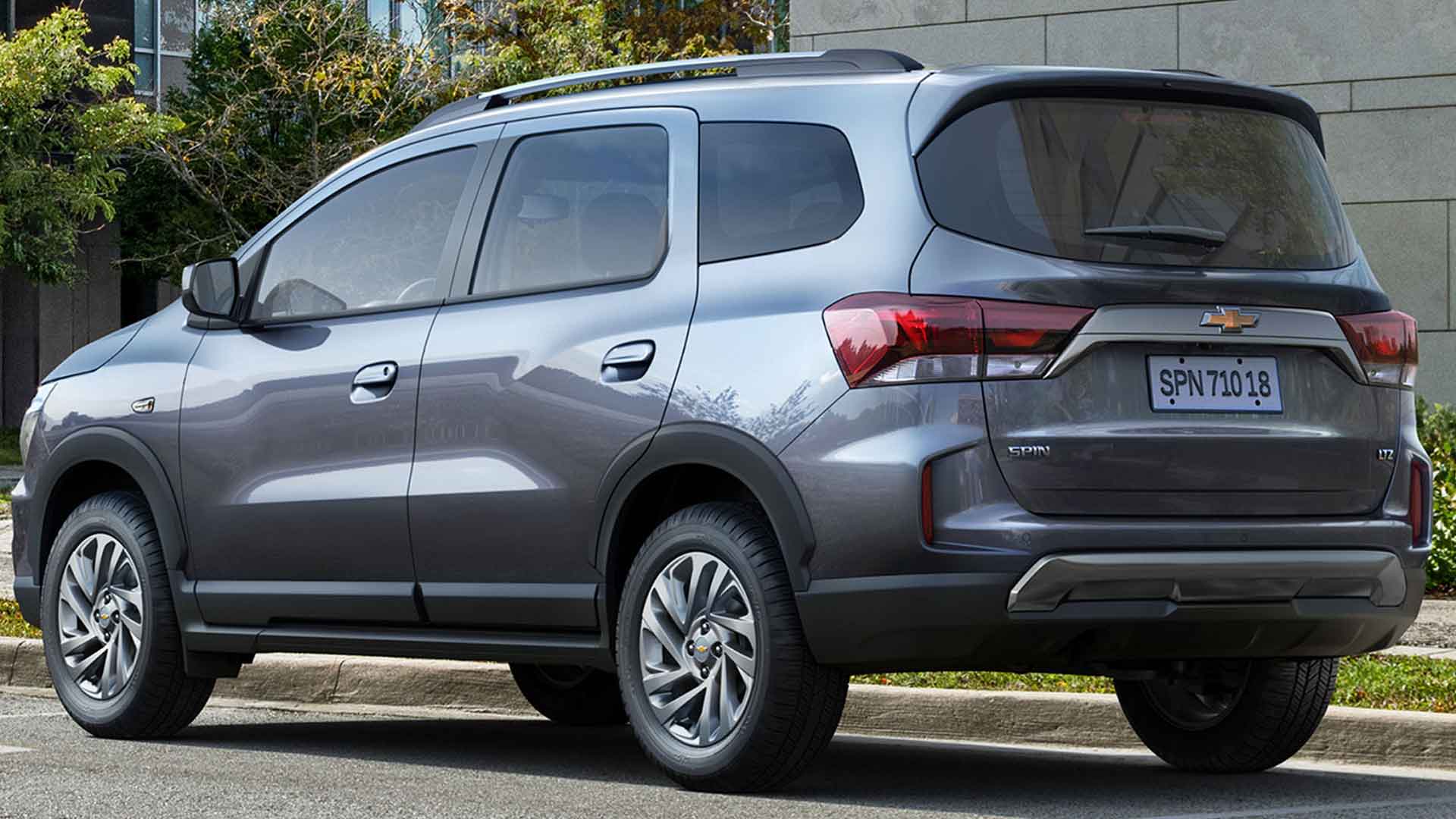 Vista trasera de la Chevrolet Spin estacionada en la calle.