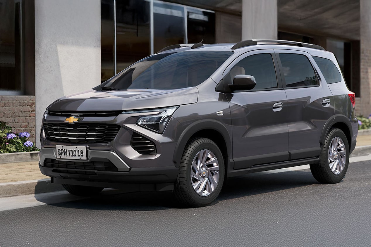 Chevrolet Spin estacionada en frente de un edificio.