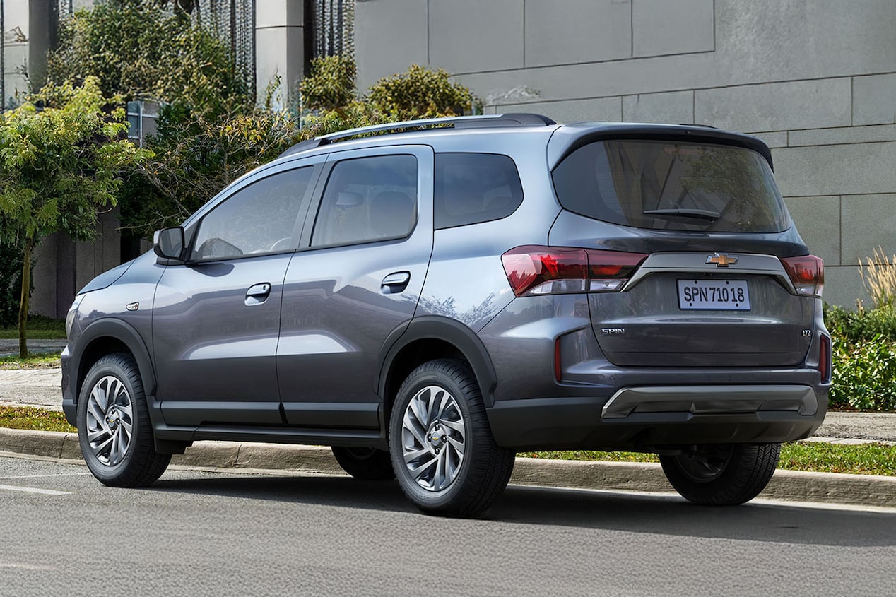 Vista trasera de la Chevrolet Spin estacionada.