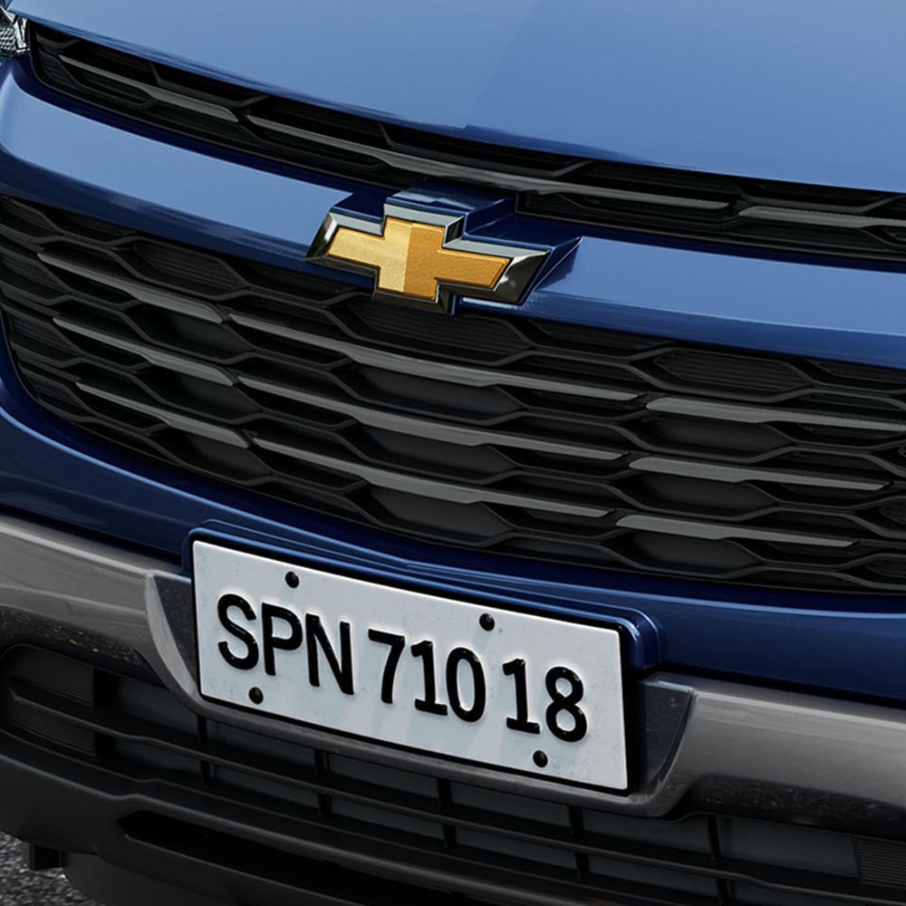 Vista cercana a la parrilla delantera de la Spin enfocando el emblema de Chevrolet.