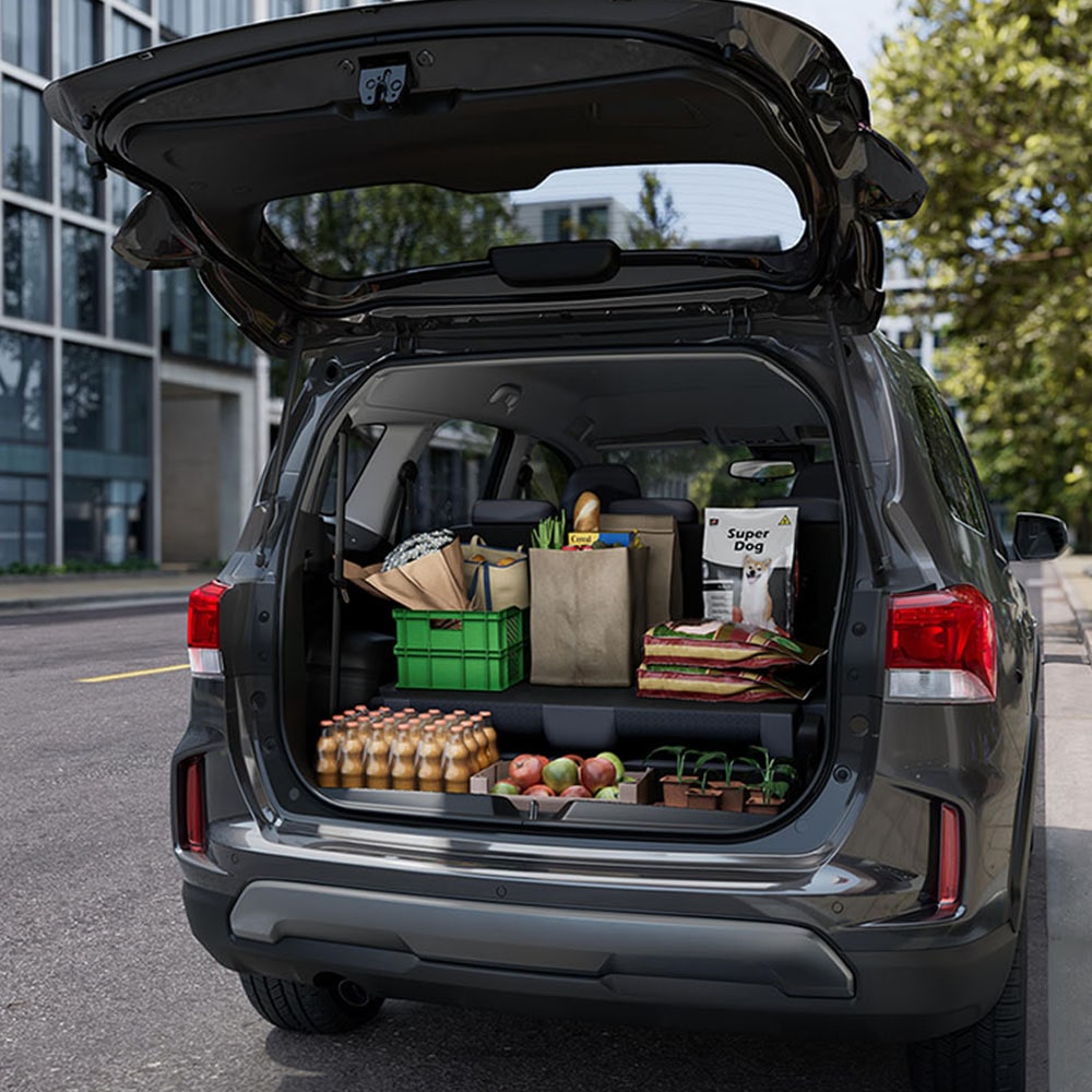 Plano trasero de la Chevrolet Spin con el maletero completamente cargado.