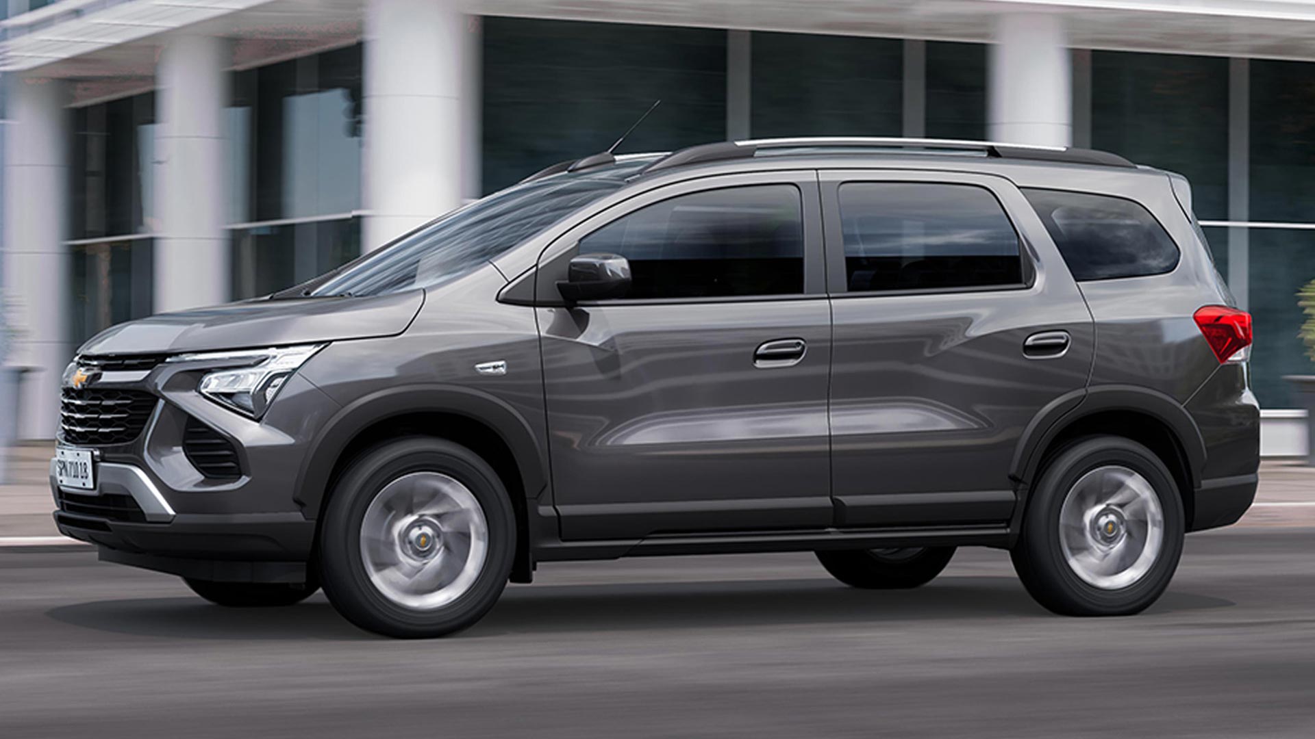 Chevrolet Spin circulando por una zona urbana.