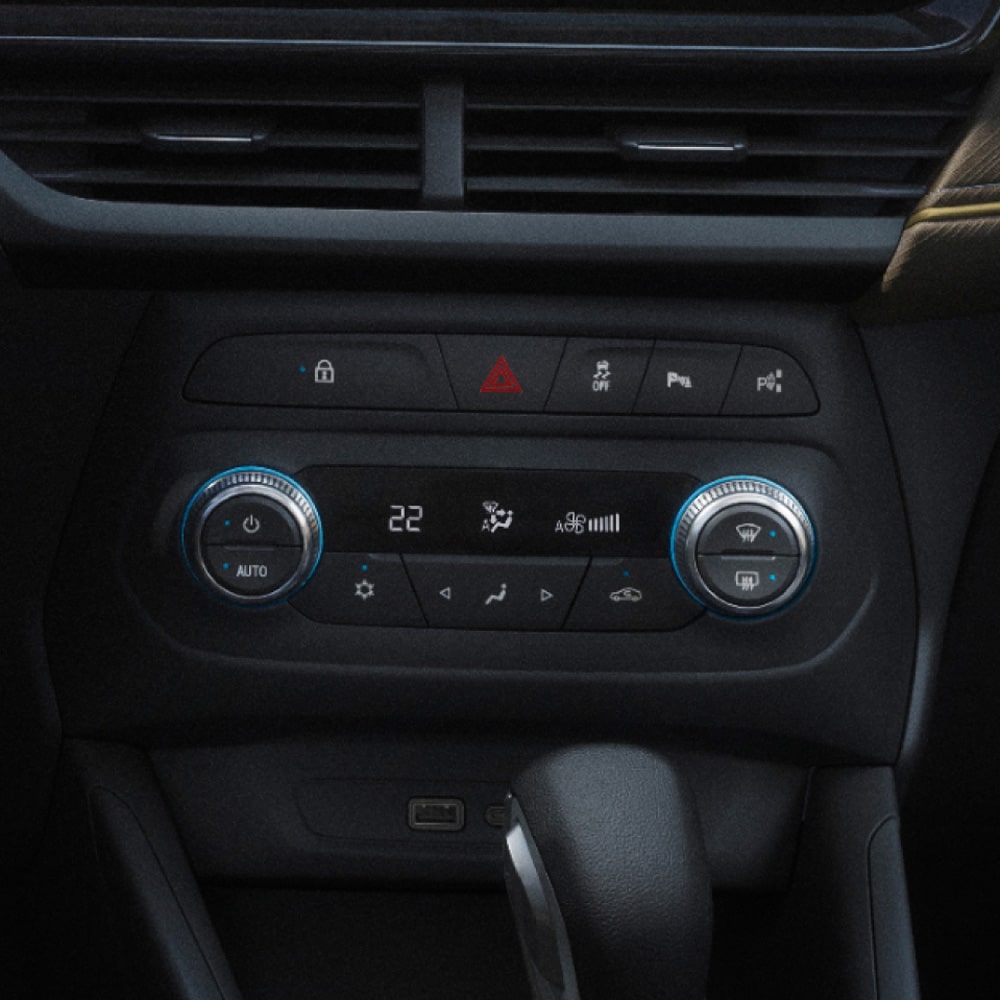 Detalle de los controles del aire acondicionado digital de la Chevrolet Tracker.