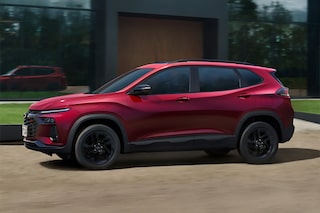 Chevrolet Tracker estacionada fuera de una residencia.
