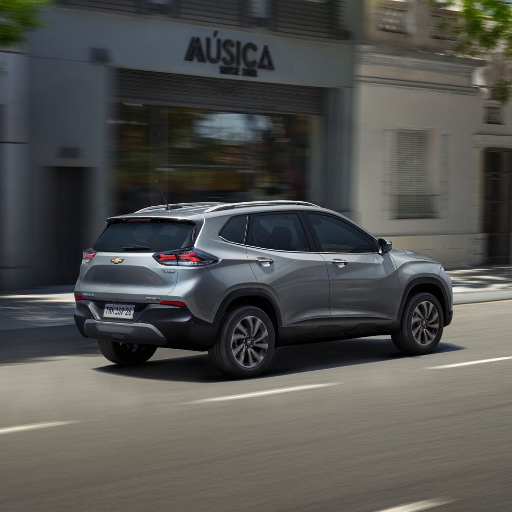 Chevrolet Tracker color Gris Plata Tiburón en movimiento por zona urbana.