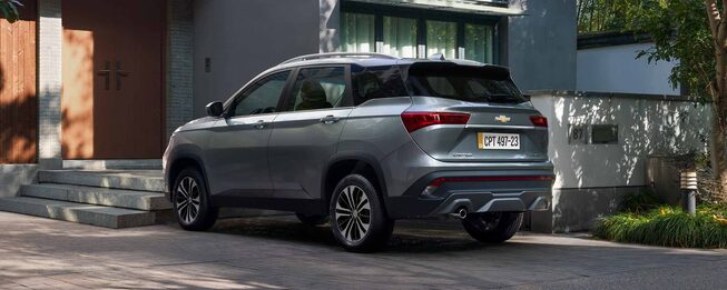 Vista trasera lateral camioneta Chevrolet Captiva Turbo