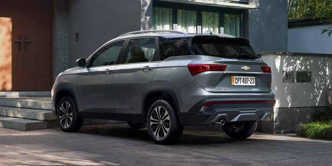 Vista trasera lateral camioneta Chevrolet Captiva Turbo