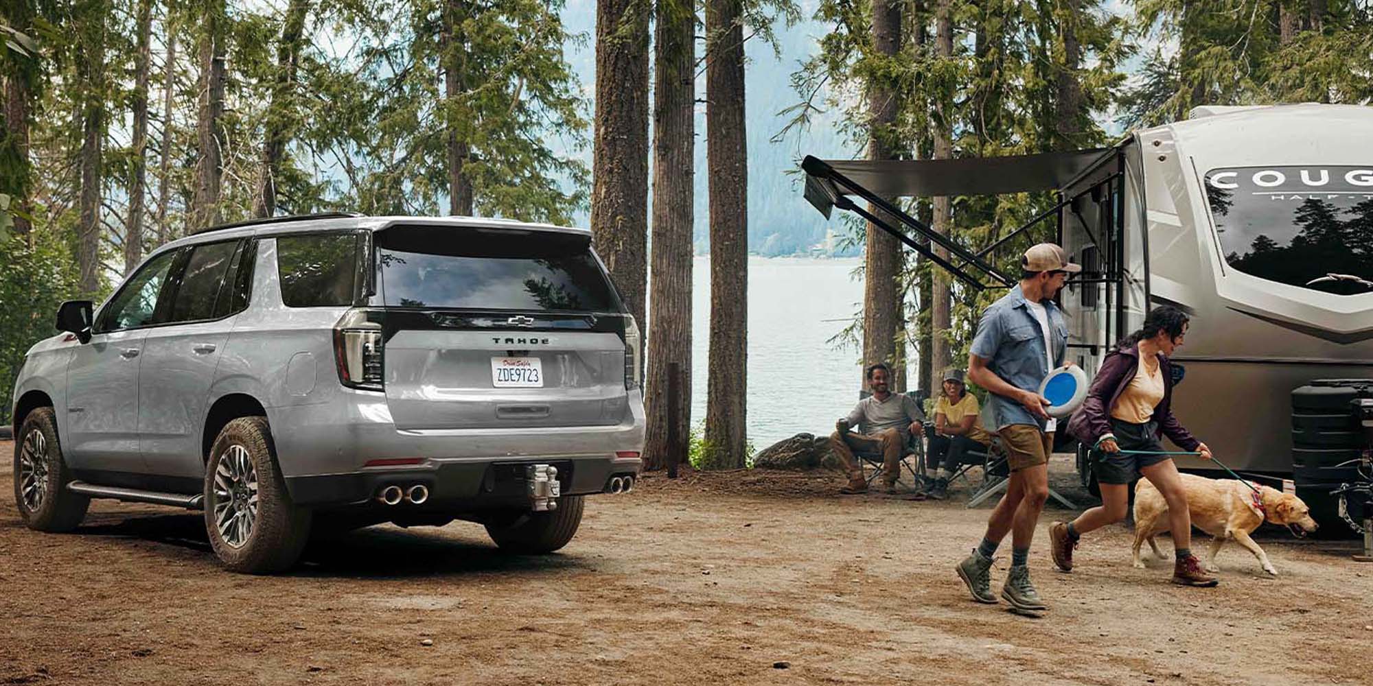 Chevrolet Tahoe estacionada en una zona boscosa.