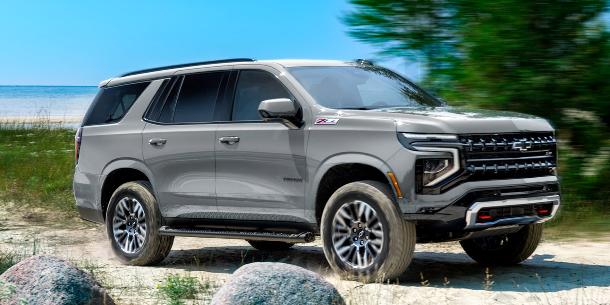 Chevrolet Tahoe circulando por un camino de arena.