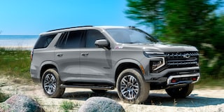 Chevrolet Tahoe en movimiento por un camino de arena.