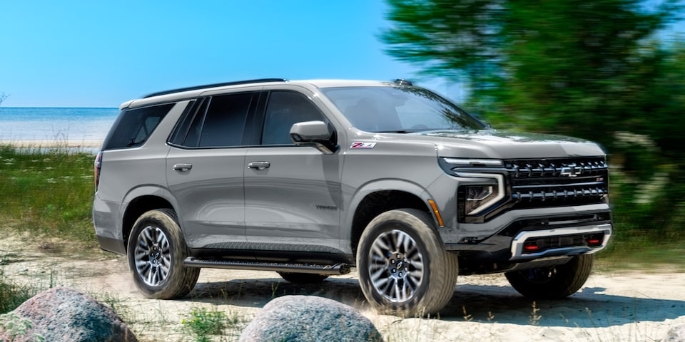 Chevrolet Tahoe en movimiento por un camino de arena.