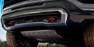 Vista cercana de la parrilla inferior delantera de la Chevrolet Tahoe.