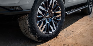 Vista en detalle en las llantas delanteras de 20" de la Chevrolet Tahoe.