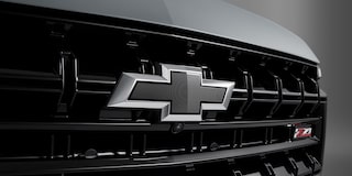 Emblema de Chevrolet en la parrilla delantera de la Chevrolet Tahoe.