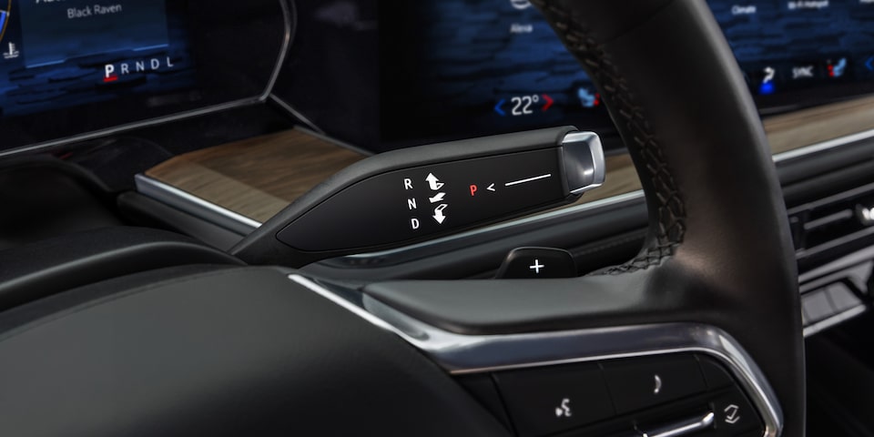 Vista cercana de la palanca selectora de transmisión de la Chevrolet Tahoe.