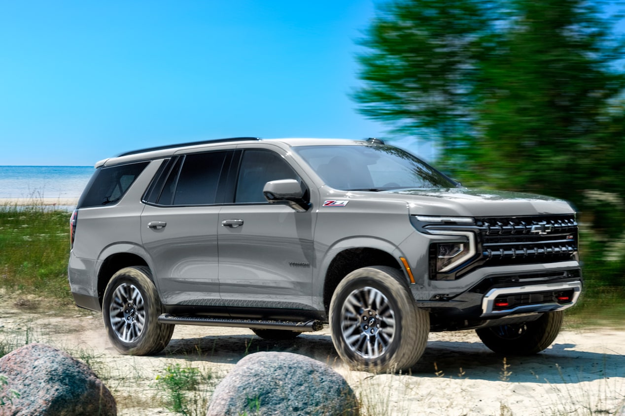 Chevrolet Tahoe en movimiento por un camino de arena.