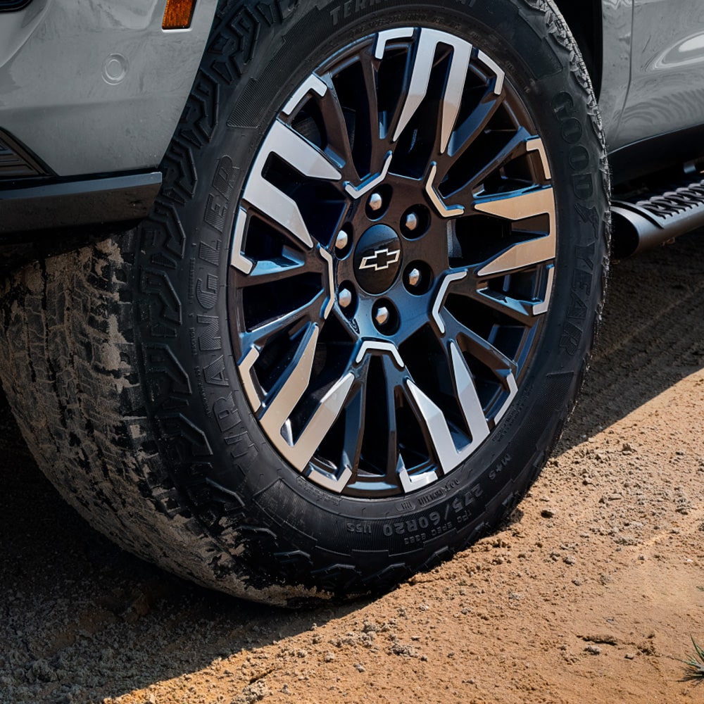 Vista en detalle en las llantas delanteras de 20" de la Chevrolet Tahoe.