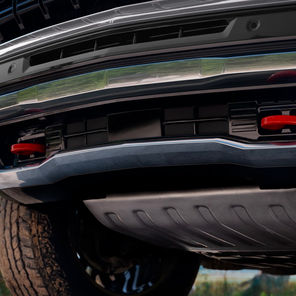 Plano cercano de la parrilla inferior enfocando en los ganchos de remolque de la Chevrolet Tahoe.